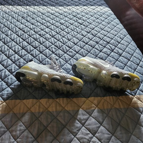 Like new: Nike vapomax flyknit - almost new! Barely worn few times only! - Picture 2 of 4